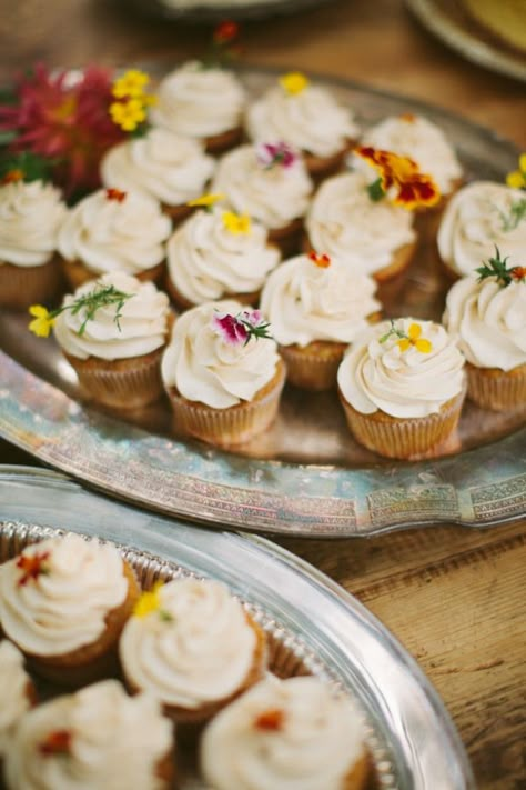 Birthday Gathering, Cupcakes Flores, Cakes Simple, Edible Flowers Cake, Mums Birthday, Summer Wedding Cakes, Wildflower Baby Shower, Wedding Cakes With Cupcakes, Easy Cake Decorating