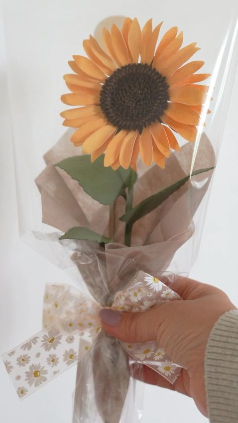 Paper sunflower learn how to make them Paper Sunflower Diy, Sunflower Paper Craft, How To Make Sunflower, Sunflower Template, Paper Flowers Diy Easy, Tissue Paper Flowers Diy, Sunflower Crafts, Diy Bouquet Wrap, Diy Hair Accessories Ribbon