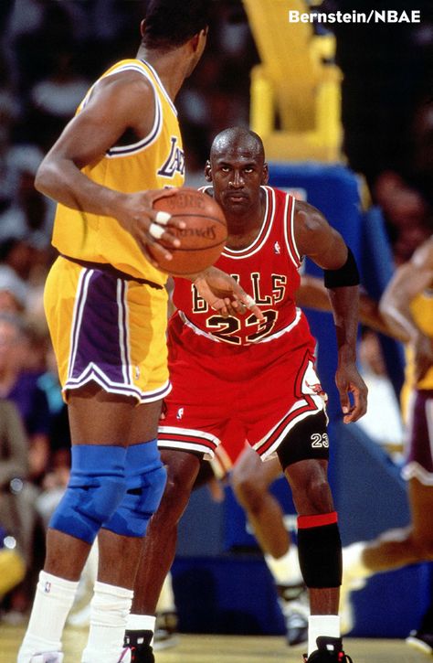 The greatest of all time, Michael Jordan stares down Magic Johnson in Game 5 of the '91 NBA Finals. The Bulls won the game 108-101 and the series 4-1 to bring the franchise its first championship. Michael Jordan Photos, Michael Jordan Pictures, Jordan Bulls, Jordan V, Michael Jordan Chicago Bulls, Michael Jordan Basketball, Bola Basket, Basketball Is Life, Portland Trail Blazers