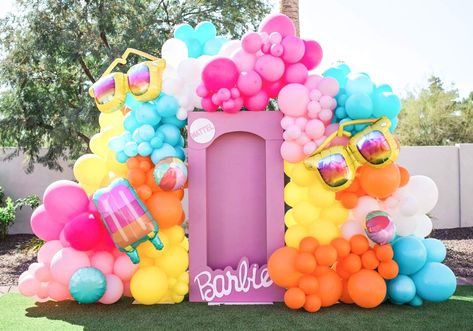 Malibu Barbie Birthday Party, Kids Pamper Party, Barbie Birthday Party Ideas, Barbie Pool, Barbie Pool Party, Barbie Party Decorations, Barbie Theme Party, Barbie Box, Pool Party Decorations