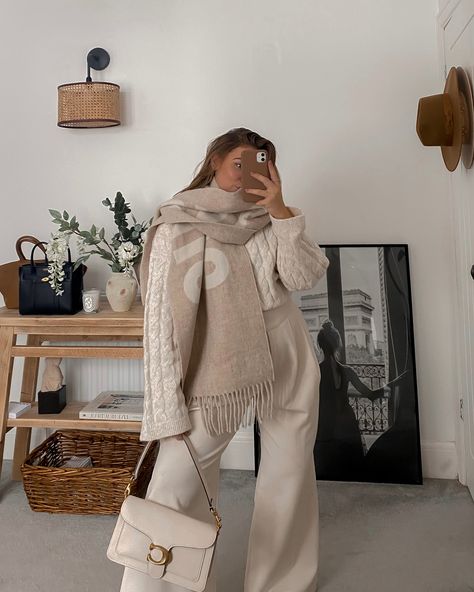 Classy Scarf Outfit, Autumn Scarf Outfit, Jaquemus Scarf, Jacquemus Scarf Outfit, Designer Scarf Outfit, Winter Scarf Aesthetic, Scarf Styles Winter, Beige Scarf Outfit, Jacquemus Scarf