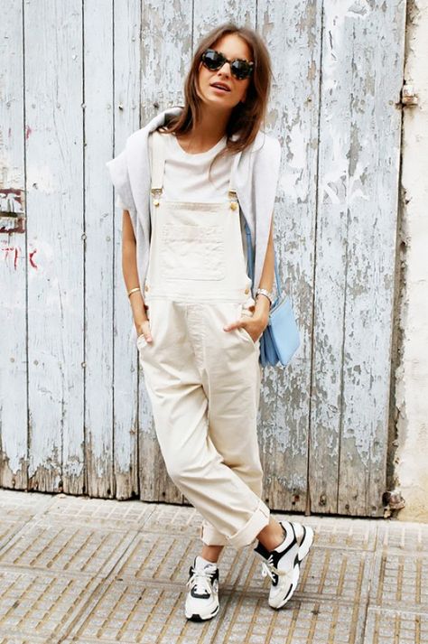 Try pairing cream-colored overalls with a fashionable pair of sneakers // #Fashion #StreetStyle Overalls Outfits, White Overalls, Women Fashion Edgy, Fashion For Women Over 40, Fashion Night, Jean Top, Carrie Bradshaw, Casual Summer Outfits, Autumn Fashion Women