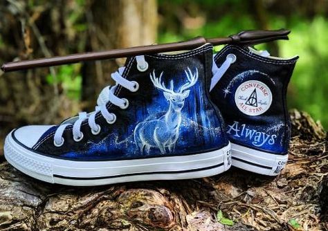 Harry Potter Shoes, Custom Converse Shoes, Stile Harry Potter, Harry Potter Accessories, Harry Potter Merch, Harry Potter Bedroom, Harry Potter Items, Painted Canvas Shoes, Harry Potter Style