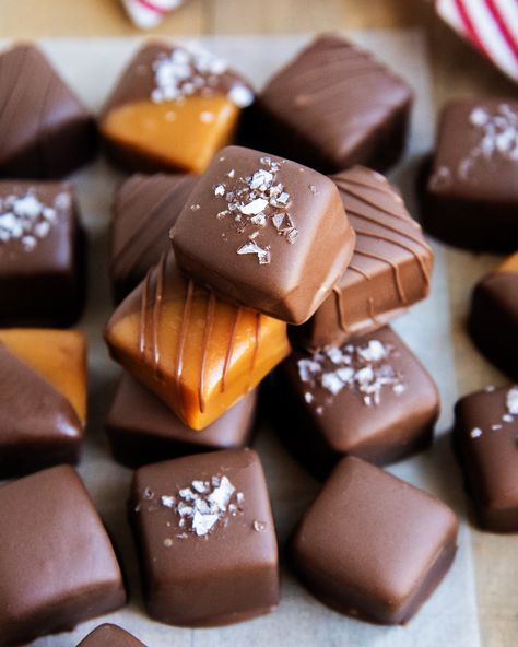 Chocolate Covered Caramels Chocolate Caramel Wafers, Chocolate Dipped Caramels, Chocolate Caramel Candy Recipe, Carmel Christmas Treats, Salted Caramels Recipe, Homemade Caramels Easy, Chocolate Covered Truffles, Chewy Caramel Recipe, Caramels Homemade