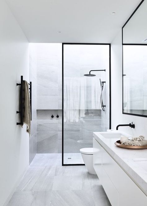 The most chic bathroom ever! تصميم دورة مياه, Shower Frame, Drømme Bad, Design Interior Baie, Grey Floor, Interior Boho, Bilik Air, Bad Inspiration, Black Shower