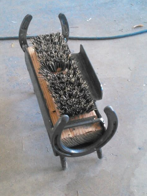 Horse Shoe Boot Brush, Boot Brush Scraper Diy, Diy Boot Scraper, Diy Boot Brush, Boot Scraper Diy, Metal Work Projects, Boot Cleaner, Weld Projects, Horse Shoe Ideas