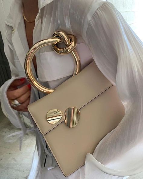 Modern Handbag, Luxury Bags Collection, Purse Essentials, Beige Bag, Girly Bags, Elegant Bags, Trendy Handbags, Luxury Purses, Fancy Bags