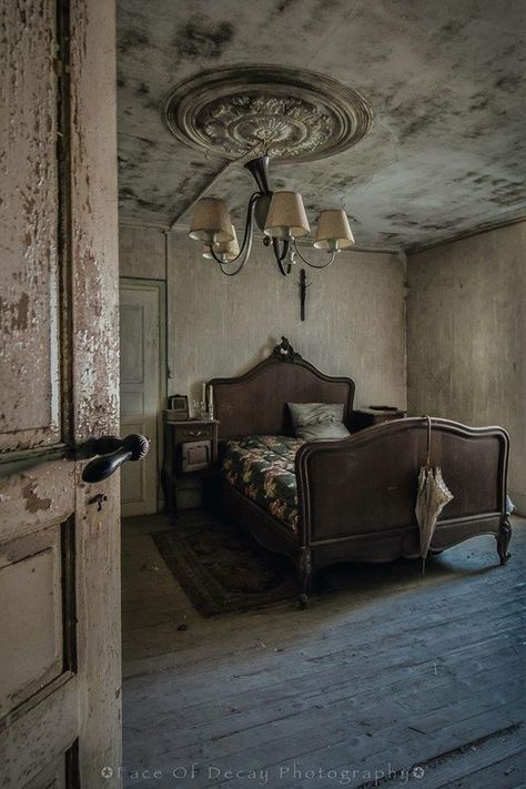 Old Abandoned Buildings, Victorian Bedroom, Abandoned Castles, Western Furniture, Victorian Mansions, Bedroom Photos, Abandoned Mansions, House Inside, Vintage Bedroom