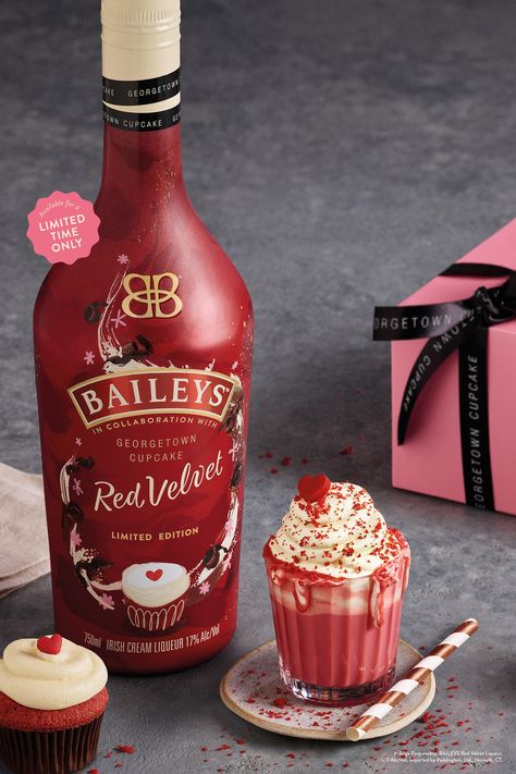 HAVE YOUR CUPCAKE AND DRINK IT TOO! BAILEYS IRISH CREAM LIQUEUR AND GEORGETOWN CUPCAKE PARTNER TO INTRODUCE BAILEYS RED VELVET Baileys Recipes Drinks, Baileys Drinks, Baileys Cocktails, Baileys Cake, Red Velvet Flavor, Baileys Recipes, Blackberry Cake, Pretty Alcoholic Drinks, Irish Cream Liqueur