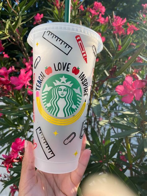 Teacher Appreciation Gifts Diy, Teacher Tumbler, Custom Starbucks Cup, Crafty Mama, Custom Cups, Starbucks Cup, Personalized Cups, Starbucks Hot, Reusable Straw