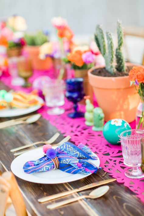 Mexican Table Setting, Mexican Brunch, Themed Wedding Ideas, Mexican Bridal Showers, Fiesta Table, Fiesta Bridal Shower, Mexican Table, Setting Inspiration, Mexican Birthday