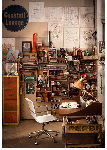 OP says: this kind of organized mess appeals to me. Ruangan Studio, Workspace Studio, Workspace Desk, Art Studio Organization, Art Studio Design, Decor Studio, Studio Organization, Dekorasi Kamar Tidur, Creative Workspace