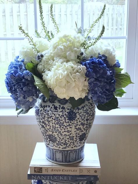 flower vases, Interior decoration, vases Blue Willow Decor Living Room, Ginger Jar Hydrangeas, Blue White Vase Flowers, Ginger Jar Arrangements, Blue And White Vases With Flowers Floral Arrangements, Blue China Vase With Flowers, Flowers In Ginger Jars, Hydrangea In A Vase, Blue And White Vase Arrangement