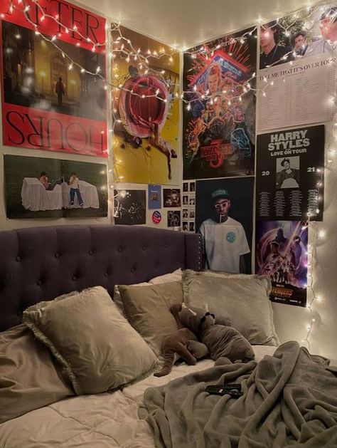 Room tour room inspo room inspiration bedroom decor posters aesthetic room aesthetic bedroom wall art cozy bedroom #chaoticroomaesthetic #grungeroom #dreamroom Ceiling Collage Bedroom, Bedroom With Movie Posters, Room Ideas Aesthetic Street Style, Posters On Roof Bedroom, Street Wear Room Aesthetic, Room Inspo Messy, Rap Room Aesthetic, Britpop Bedroom, Sporty Room Aesthetic