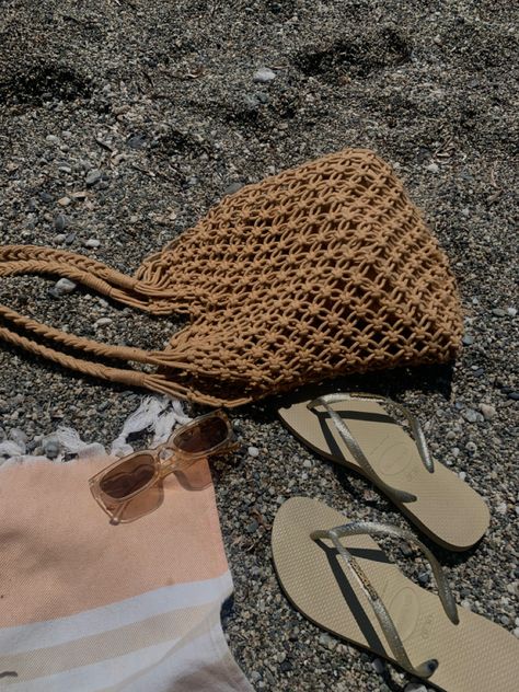 #beach #summer #waves #summeressentials #havaianas #foutas #aesthetic #inspiration Beach Shoes Aesthetic, Havaianas Aesthetic, Flip Flops Aesthetic, Havana Flip Flops, Summer Waves, Aesthetic Inspiration, Beach Vibes, Beach Shoes, Beach Vibe