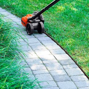 Best Lawn Edger, Garden Edger, Lawn Edger, Diy Lawn, Weeds In Lawn, Lawn Care Tips, Patio Pergola, The Family Handyman, Lawn Equipment