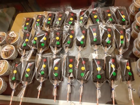 Brownie Traffic Lights, Traffic Light Brownies, Stop Light Brownies, Cosmic Brownies, Mini Brownies, Car Themed Parties, Chocolate Sticks, Car Themes, Stop Light