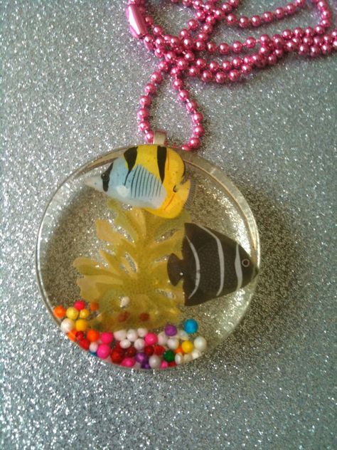 found on Etsy, so cute :) Fishbowl Craft, Diy Resin Tutorial, Making Resin Jewellery, Resin Jewellery, Epoxy Resin Crafts, Resin Tutorial, Resin Casting, Keepsake Jewelry, Resin Charms