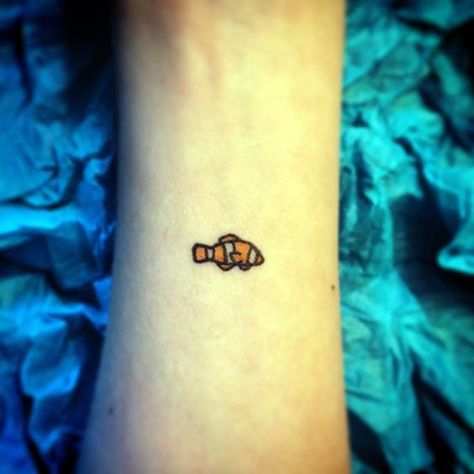 So Cute Tiny Fish tattoo Ideas (5) Clown Fish Tattoo, Dory Tattoo, Small Fish Tattoos, Tiny Tattoos With Meaning, Botanisches Tattoo, K Tattoo, Sharpie Tattoos, Bff Tattoos, Geniale Tattoos