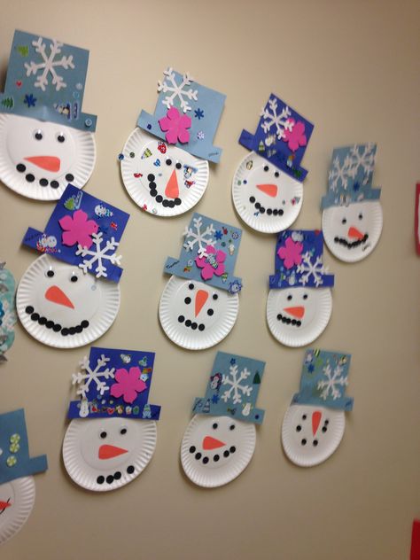 Winter Display Boards Nursery, Winter Preschool Door Ideas, Winter Decorations Kindergarten, Winter Bulletin Board Ideas For Daycare, Winter Crafts Preschool, Preschool Christmas Activities, December Crafts, Preschool Christmas Crafts, Toddler Arts And Crafts