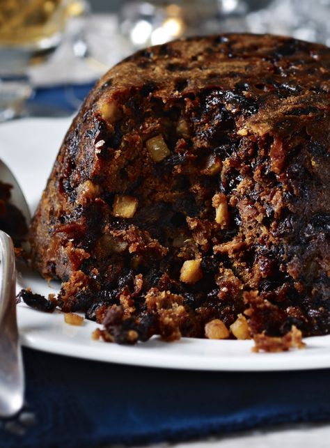 Mary Berry Christmas Pudding, English Christmas Pudding, Mary Berry Christmas, Christmas Pudding Recipes, Xmas Pudding, Mary Berry Recipe, Dessert Aux Fruits, Orange Christmas, Berries Recipes