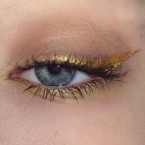 Top 10 Gold Eyeliner Looks and Ideas | Beauty For Real Grafik Eyeliner, Eyeliner Smokey, Eyeliner Trends, Silver Eyeliner, Eyeliner Glitter, Make Up Gold, Gold Eyeliner, Eyeliner Tips, Natural Eyeliner