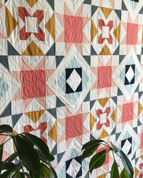 Krista Schneider on Instagram: “I’m so excited to show off the custom quilting I did on Lindsey @peartreedesignsco’s #themulberryquilt! She released the pattern today and…” Popular Quilt Blocks, Quilt Triangle Pattern, Pear Quilt Block, Beige Quilt Patterns, Hexagonal Quilt Pattern, Modern Floral Quilt, Kite Quilt Pattern, Gender Neutral Quilts, Granny Patch Quilt