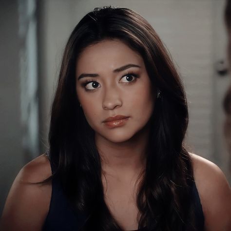 Shay Mitchell No Makeup, Emily Fields Icons, Shay Mitchell Aesthetic, Ashley Michelle, Liar Liar, Emily Fields, Shay Mitchell, How To Apologize, Look Alike