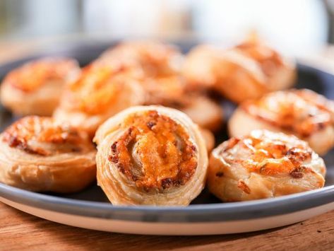 Bacon Pinwheels, Jeff Mauro, The Kitchen Food Network, Cheese Pinwheels, Pinwheel Recipes, Easy Meal Ideas, Easy Appetizers, Bacon Cheddar, Healthy Appetizers