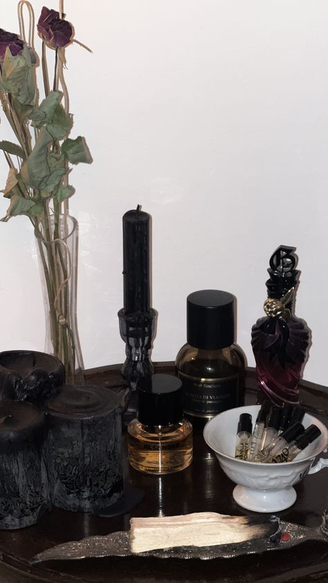 Vanity Aesthetic Dark, Dark Feminine Bedroom Aesthetic, Light Goth, Dark Academia Room Ideas, Spooky Home Decor, Crystal Room, Goth Home Decor, Vanity Room, Beauty Studio