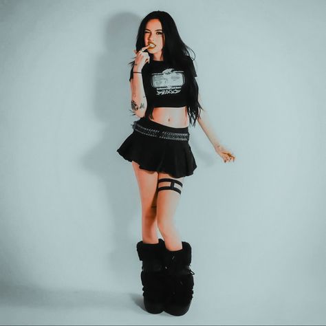 Maggie Lindemann Photoshoot, Maggie Lindemann Outfits, Maggie Linderman, Diy Thrift Flip, Rave Ideas, Fake Acc, Maggie Lindemann, Thrift Flip, Streetwear Men