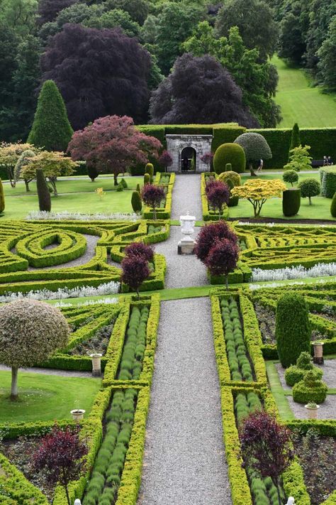 Drummond Castle, Crieff Scotland, Princess Cottagecore, Castle Gardens, Estate Garden, Palace Garden, Garden Wallpaper, Castle Garden, Royal Garden