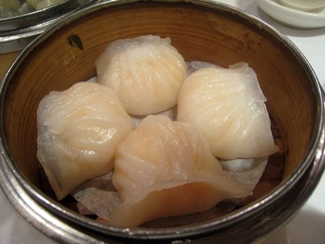 Har Gow (Ha Gao) - Cantonese Shrimp Dumpling Flickr by Charles Haynes If you love dim sum, I bet you are familiar with har gow. For those who are new to Chinese dim sum, har gow (ha gao, ha gow) is Cantonese shrimp dumpling. It's a tasty small... Har Gow, Dim Sum Recipes, Shrimp Dumplings, Chicken Spring Rolls, Cantonese Food, Singapore Food, Dumpling Recipe, Chow Mein, Chinese Dishes