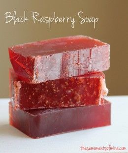 The Best Beginner Glycerin Soap Recipes On the Web - Tips on what to avoid! Glycerin Soap Recipe, Savon Diy, Săpunuri Handmade, Homemade Soap Recipes, Soap Maker, Diy Cosmetics, Homemade Bath Products, Black Raspberry, Glycerin Soap