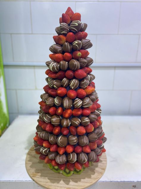 Chocolate Covered Strawberries Christmas Ideas, Grape Christmas Tree, Chocolate Covered Strawberry Tree, Strawberry Christmas Tree, Christmas Tree Chocolates, Christmas Reef, Christmas Party Snacks, Christmas Spread, Fruit Christmas Tree