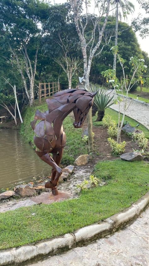 Colorful Horse Art, Metal Horse Sculptures, Wall Metal Art, Dream Horse Barns, Recycled Metal Art, Art Projects Ideas, Yard Sculptures, Cement Art, Metal Artwork Wall