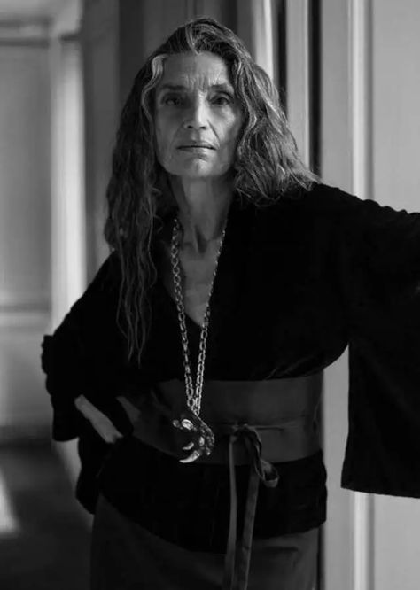 The Spanish actress Ángela Molina is the star model of the newest Zara's collection 'Thirteen Pieces' at age 67. Photography by Mario Sorrenti Angela Molina, Zara Campaign, Zara Models, Farah Diba, Mario Sorrenti, Spanish Actress, Sarah Ferguson, Dior Beauty, Black N White Images