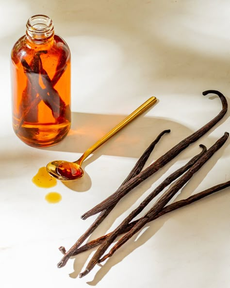 Vanilla Extract Aesthetic, Vanilla Drink Aesthetic, Vanilla Beans Aesthetic, Vanilla Bean Photography, Vanilla Product Photography, Vanille Aesthetic, Vanilla Packaging, Beans Aesthetic, Lockscreen Inspiration