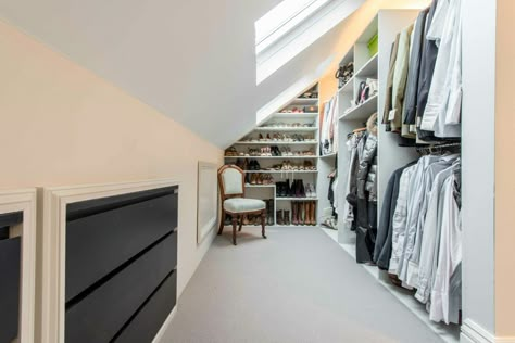 Attic dressing room storage Attic Dressing Room, Loft Conversion Dressing Room, Dressing Room Storage, Ideas Armario, Loft Conversion Bedroom, Boys Room Diy, Dormer Loft Conversion, Attic Closet, Attic House