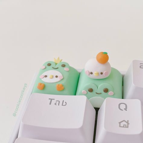 Made with polymer clay. Polymer Clay Keycaps, Artisan Keycaps, Clay Figurines, Clay Sculpting, Key Caps, Diy Art Projects, Clay Figurine, Sculpting Clay, Art Clay