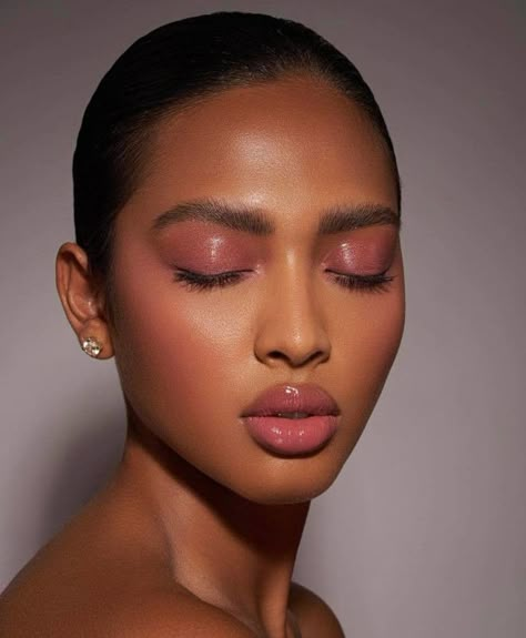 spring monochrome makeup looks to refresh your beauty routine with minimum effort Natural Wedding Make Up Black Women, Facial Harmonization Before And After, Bare Skin Makeup Look, Caramel Skin Tone Makeup, Colorful Makeup Brown Skin, Brown Monochrome Makeup, Soft Editorial Makeup, Formal Makeup Black Women, Glossy Lid Eye Makeup