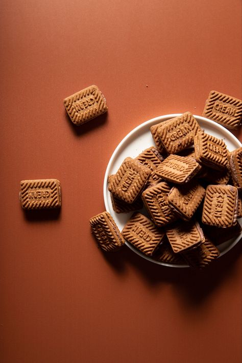 Product Shoot Ideas Food, Biscuits Photography Food Styling, Cookies Product Shoot, Cookie Product Shoot, Biscuit Product Photography, Food Product Shoot Ideas, Biscuit Photography Food Styling, Product Photography Ideas Food, Bakery Product Photography