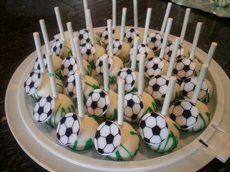 Cake Pops Football, Soccer Ball Cake Pops, Soccer Cake Pops, Football Cake Pops, Grass Cake, Football Themed Cakes, Soccer Ball Cake, Soccer Banquet, Football Birthday Cake