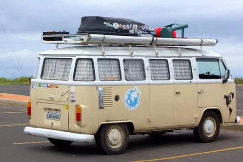 Conheça histórias de quem transformou a clássica Kombi em uma casa sobre rodas para viajar | Carros | autoesporte Camping 4x4, Vw Bus Interior, Kombi Motorhome, Bus Interior, Kombi Home, Vw Bus Camper, Vw Aircooled, Bus Camper, Camper Interior