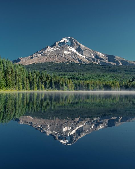 Trillium Lake Oregon [OC][1080x1350] IG: @holysh0t  Click the link for this photo in Original Resolution.  If you have Twitter follow twitter.com/lifeporn5 for more cool photos.  Thank you author: http://bit.ly/2vOv1QV  Broadcasted to you on Pinterest by pinterest.com/sasha_limm  Have The Nice Life! Water Reflection Photography, Willy Ronis, Trillium Lake, Reflection Photography, Mount Hood, National Photography, Water Reflections, Oregon Travel, Landscape Pictures