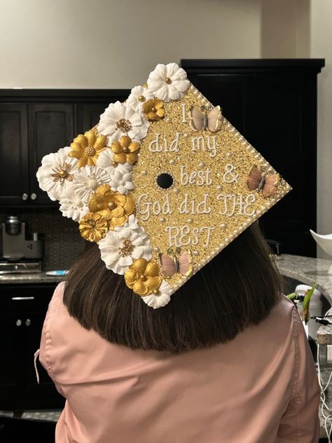 White and gold flowers and butterflies on a graduation cap. Caption on cap is “I did my best and God did the rest.” All of the supplies were bought at Hobby Lobby. I Did My Best And God Did The Rest Cap, Yellow Grad Cap Ideas, God Did Graduation Cap, White And Gold Grad Cap, Graduation Cap Designs Yellow, Graduation Cap Designs Gold, Yellow Cap And Gown, Graduation Cap God, Christian Grad Cap Ideas