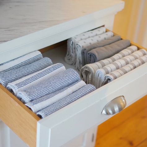 Small Space Organizing: Kitchens - Style + Dwell Kitchen Towel Storage, Dish Towel Storage, Kitchen Towels Storage, Organization Drawers, Konmari Folding, Kitchen Cupboard Organization, Folding Towels, Gallery Ideas, Kitchen Drawer Organization