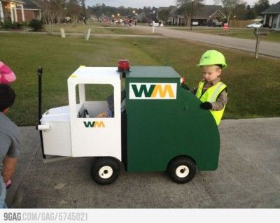 Halloween costume ideas for babies in carseats, strollers, or other things with wheels Wagon Costume, Boys Halloween Costumes Diy, Toddler Boy Halloween Costumes, Mom Halloween Costumes, Costumes Funny, Boy Halloween, Baby Kostüm, Funny Toddler, Hallowen Costume