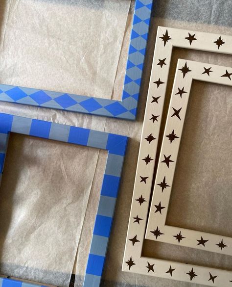 Painted Frames On Wall, Diy Anthropologie Decor, Painted Picture Frames Ideas, Diy Tableau Deco, Thrift Decor Ideas, Upcycled Frames, Homemade Room Decor, Picture Frame Ideas, Picture Frame Diy