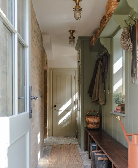 Cotswolds Interior Design, English Cottage Hallway, English Boot Room, Mudroom Room Ideas, Cottage Hallway, Organized Entryway, Cottage Entryway, Utility Boot Room, Hart House